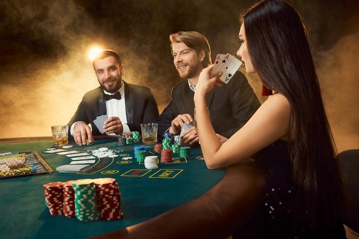 Dealer profesional di meja Live Blackjack kring4d menyiapkan kartu